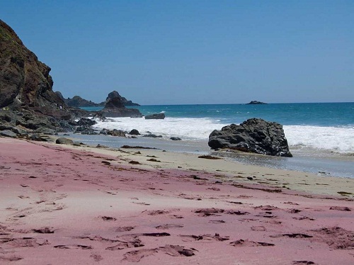 Từ sơ khai, biển Pfeiffer ở California, Mỹ đã sở hữu cát màu tím huyền ảo. Đặt chân lên cát tím Pfeiffer, du khách sẽ có cảm giác như đang ở một thế giới thần tiên kì bí, huyền ảo.